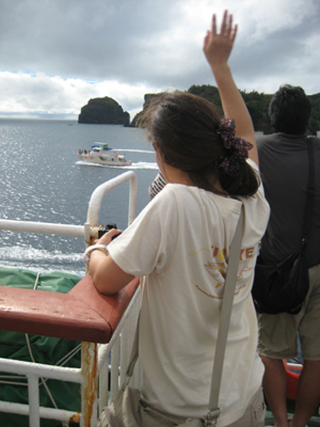 寂しいけど最後の小笠原名物！<br />滞在中お世話になったフィッシュアイのボートが東京に帰るおがさわら丸に並走してくれて、最後の最後にシゲさんたちスタッフがボートから海にジャンプして見送ってくれました。<br /><br />そしてまた２５時間半かけて帰ります。