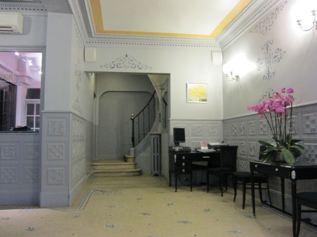 ホテル内部①<br />こぢんまりとしたかんじ。<br />エレベーター（というかリフト？）はついていたけど、人が１人＋スーツケースでかなりいっぱいいっぱい。扉も手で閉めるもので、ちょっと不安だった（汗）