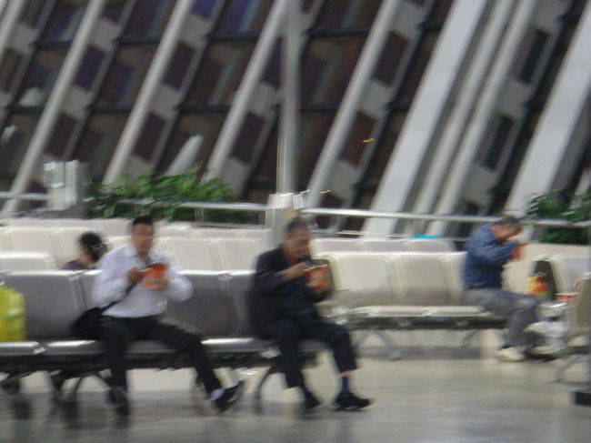 上海浦東空港<br /><br />こっちの人はみんな売店で買ったカップラーメンを待合で食べてます。<br /><br />トイレ入り口の脇などに、水やお湯を自由に注げる機械があります。