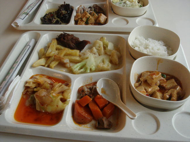 九寨溝での中間地点<br />諾日朗サービスセンターのレストラン<br /><br />ビュッフェスタイルのレストランです。<br />５０元から160元まで、値段毎に店が分かれています。<br />これは５０元。10種類くらいの料理があります<br /><br />建物内の売店ではいろんなおみやげが売ってます。<br /><br /><br /><br /><br />