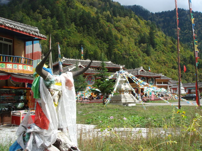 チベット村。<br /><br />健康にいいという石で作った枕を<br />紹介されました。<br /><br />みんな結構買ってたなぁ。