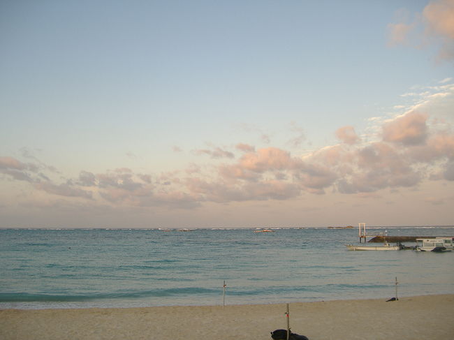 日が上るのを待って、ビーチへ。心配していたお天気もキレイに晴れ渡り、<br />きれーな波打ち際すれすれを、砂浜にずぶずぶ埋まりながら歩く。