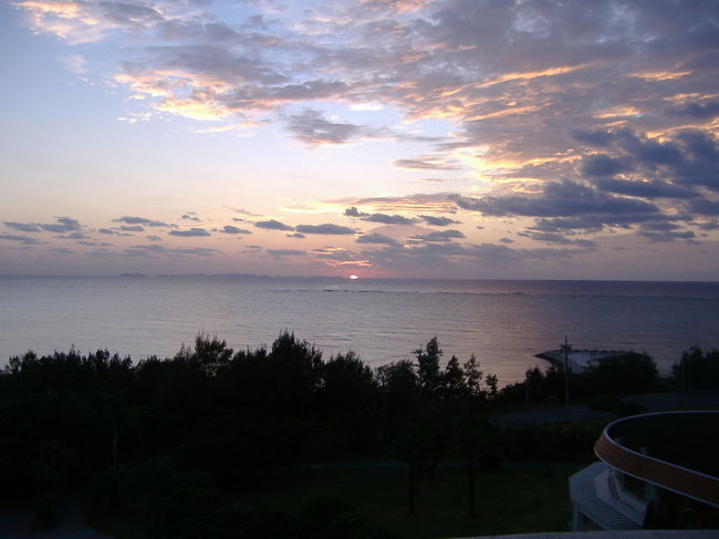 部屋からの眺めは正に素晴らしくて、夕日が真っ正面。<br />