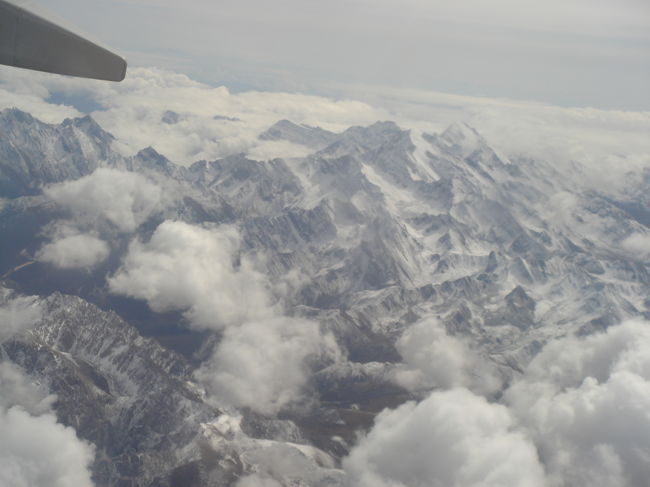 黄龍の空港を離陸した後の景色です。<br /><br />こんな雪山の山脈が果てしなく続く景色<br />日本じゃ見られないですよね。