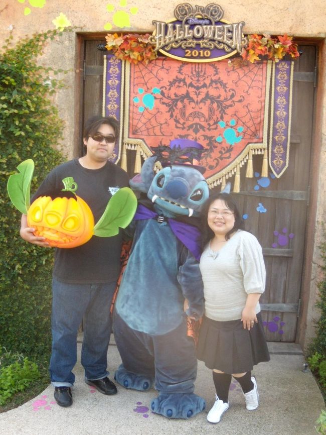 去年は120分以上まったスティッチにも40分くらいでグリーティング。<br /><br />ザンビーニ・ブラザーズ・リストランテの裏にて。<br /><br />「スティッチ、マント直してきます」<br />とか、ちょいちょい途中退場あったけど、楽しくグリーティングできました。