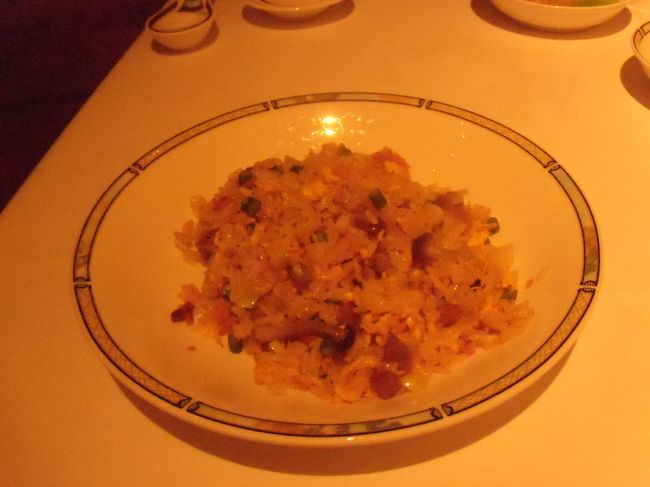 五目チャーハン<br />こちらも大変おいしいです。<br /><br />そして、デザートは杏仁豆腐。<br /><br />このレストランのすごいところは、ウーロン茶はサービスなのです。<br />アイスもホットも。<br /><br />じゃんじゃん注いでくれるのです。<br />おすすめ。<br /><br />ダーリンがカメラのモードをすぐこのタイプに変えてしまうのだが、upすると画像が悪くて・・・<br /><br />11月までに新カメラに買い替えしたい。