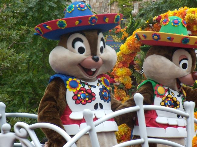 ♪手を上げて、ゆれて〜ゆれて〜がいこつ〜♪<br /><br />という陽気なメロディーでフローとに乗って、ポートディスカバリーまで行くのです。<br />