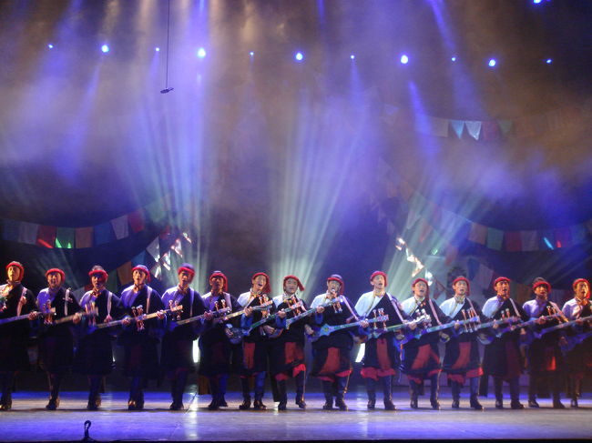 九寨溝でのオプショナルツアー、チベット民族舞踊ショーです。<br /><br />もっと小さな小屋みたいな場所での５．６人のショーかと思いましたが、１０００人入りそうな立派なホール！<br />総勢200人くらいのダンサーは、みんなイケメン＆美人揃い。歌も半分くらいは生歌です。<br /><br />宝塚・劇団四季・フレンチカンカン・マッスルミュージアム、色んな要素が入っている舞踊劇で、<br />素晴らしかったです。<br /><br />参加してよかったー。<br />