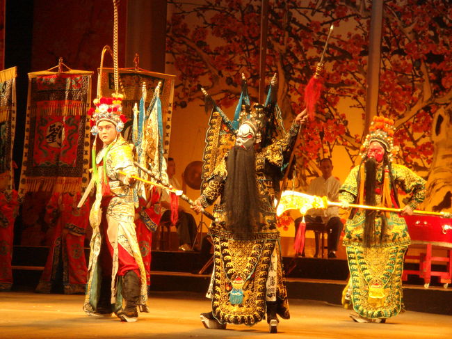 こちらは成都での変面劇（川劇）鑑賞です。<br /><br />変面劇以外にも、影絵や、人形劇、二胡演奏などがあります。<br /><br />変面劇は、ほんとに一瞬でお面が変わるので、いくら目を凝らしていても分からないくらいの一瞬技です。<br />