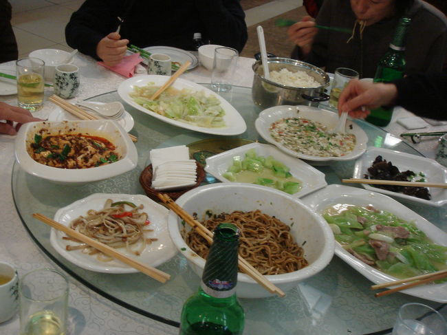 　食事は、到着日から最終日まで、毎日中華です。<br />　地域によって食材や味付けは多少違いますが、<br />　同じようなメニューが多いです。<br /><br />　円卓で取り分けるスタイルだと、多少気を使いますよね。<br /><br />　皆さん最終日の成都での食事が一番良かったようです。<br />　この写真は、陳麻婆豆腐店です。<br />　辛いけど、美味しかった。<br /><br />　朝食も、成都のホテル以外は中華メニューです。<br />　2日目と5日目は、お弁当（パン・卵・フルーツ程度）になりバスで食べます。