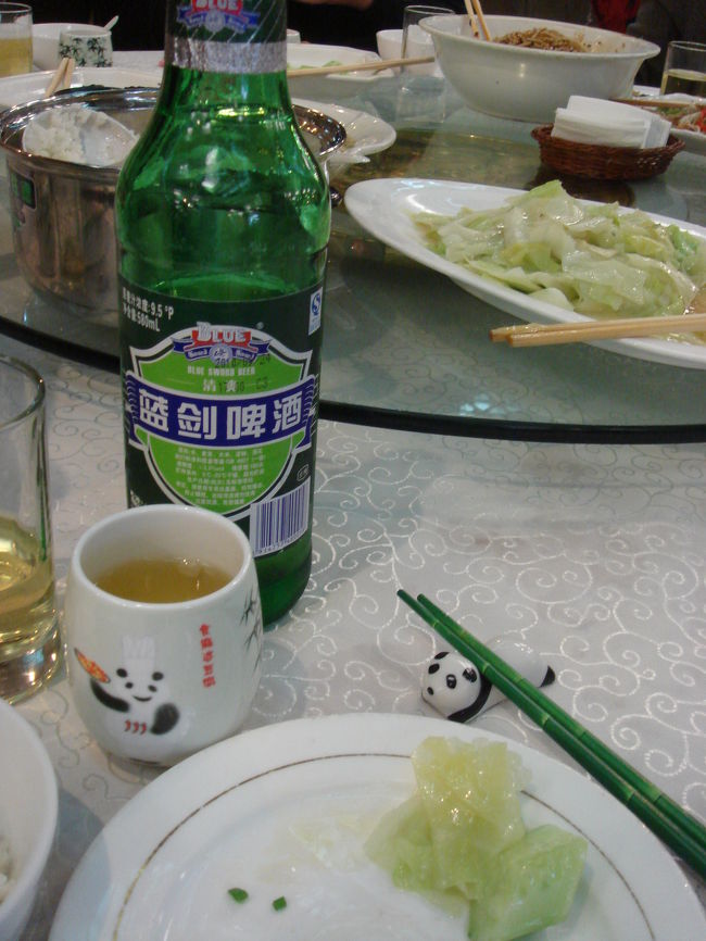 食事の飲み物は、お茶が出るので殆ど別注文はしませんでした。<br />2回ほど青島ビール（12〜15元）を頼みました。<br /><br />これも陳麻婆豆腐店ですが、このパンダの箸置きと箸、2本セットで店でも販売してます。料金忘れてしまったけど、成都の空港のパンダショップで買った方が安いですよー。<br /><br />大きいサイズの箸置きは単品で一つ１２元です。<br /><br />青島ビールはビール好きの方は薄味で物足りないようですが、飲みやすくて私は好きです。