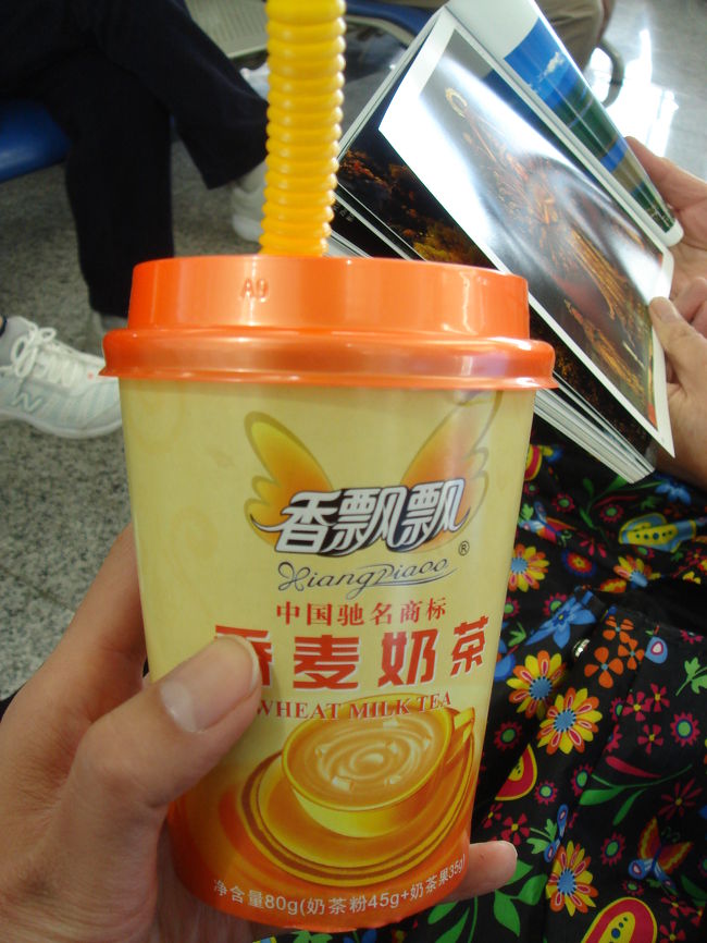 成都の空港で、現地の若い子達が飲んでいたので買ってみました。<br /><br />ホットタピオカミルクティーです。<br />容器の中に粉とタピオカのパックが入っていて、<br /><br />お湯を汲んで溶かして飲みます。<br />　<br />美味しかったのでスーパーでも買っちゃいました。