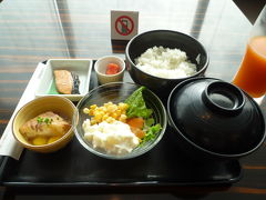 まずは成田空港のJALサクララウンジで朝食