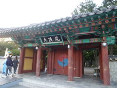 テヌンウォン（大陵苑）の入り口です
ガイドブックに18：00以降は無料入場可能と書いていたので
先にご飯を食べに行きます