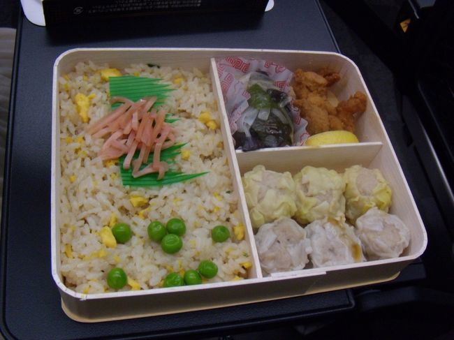 小腹がすいたので、シュウマイ弁当を食べる。<br />