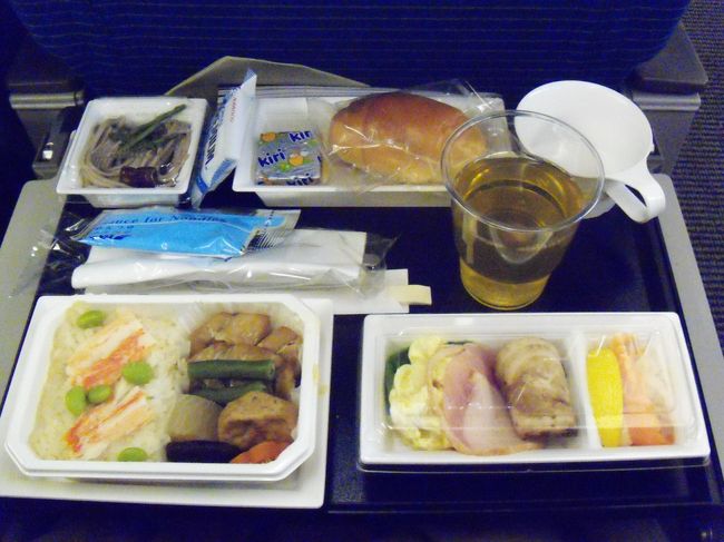 ANAも機内プログラムが大変充実してました。<br /><br />機内食はカニご飯<br /><br />さて、ゆっくりしようかなと思いきや・・・<br />前のベビーがギャン泣き。<br /><br />気流の悪いところ通過で、30分くらい座席を立てず、ママは子供を抱っこして椅子をゆらゆらと。<br /><br />頼む、私の画面がゆれるからやめてくれ〜<br />座席を手で押さえてしまったわよ。<br />