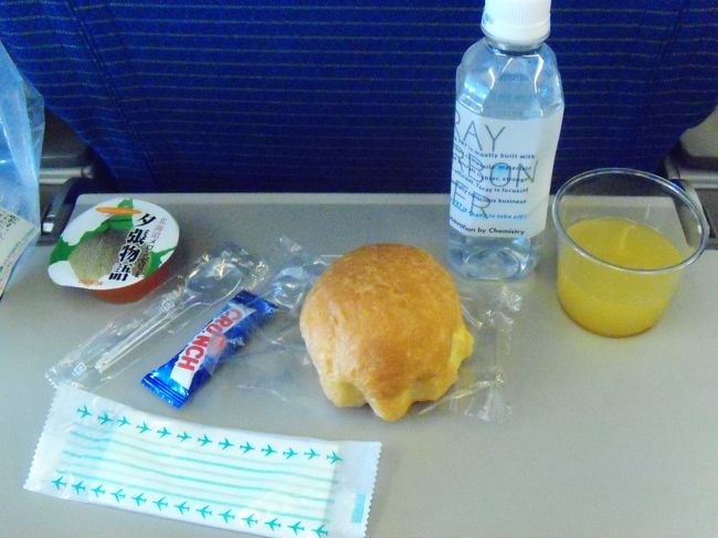 夕飯が終わると、朝食が配られる。<br /><br />キャラメルクリームデニッシュ<br />メロンゼリー<br />チョコ<br />水<br /><br />デニッシュ美味しかったです。<br /><br />さすがに、寝不足・・・チョコ食べて頑張るぞ。