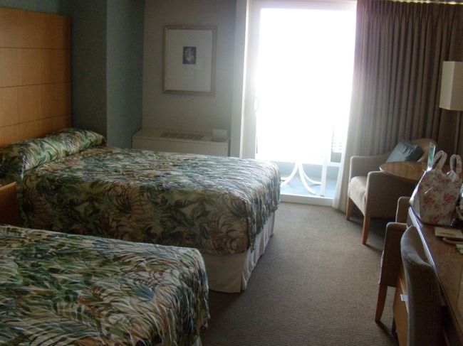 あっという間に、アラモアナショッピングにある、オリオリステーションへ。<br /><br />昔に比べると本当に空港〜ホテル移動早くなりました。<br /><br />ここでは、ｵﾌﾟｼｮﾝの代金を支払い＆4日目に新たなツアーを予約してみました。<br />ここはJTBレートで高かったです。<br /><br />足マッサージ機も無料で使用し、ネットで円の動きを確認。<br /><br />滞在先のアラモアナホテルへは徒歩2分なのですぐ到着。