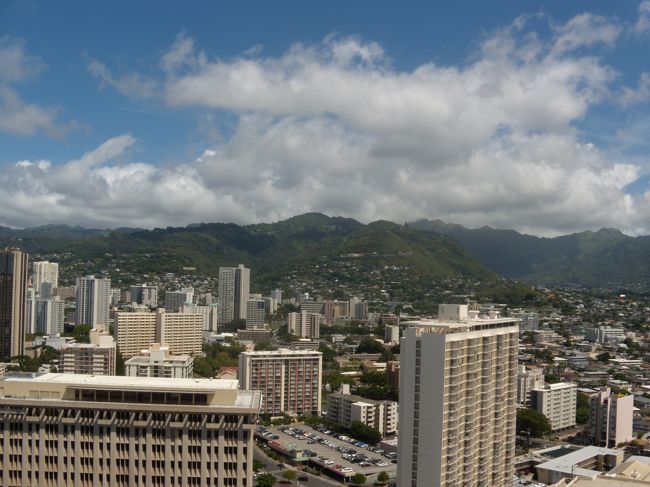 この景色。<br />なかなかでした。<br />夜が楽しみ。<br /><br />アラモアナ、エレベーターでルームキーを入れて、階数を押すシステムになってました。<br /><br />セキュリティーがよくなりました。<br />以前、少年達につけられて危ない思いをしたので安心しました。<br />