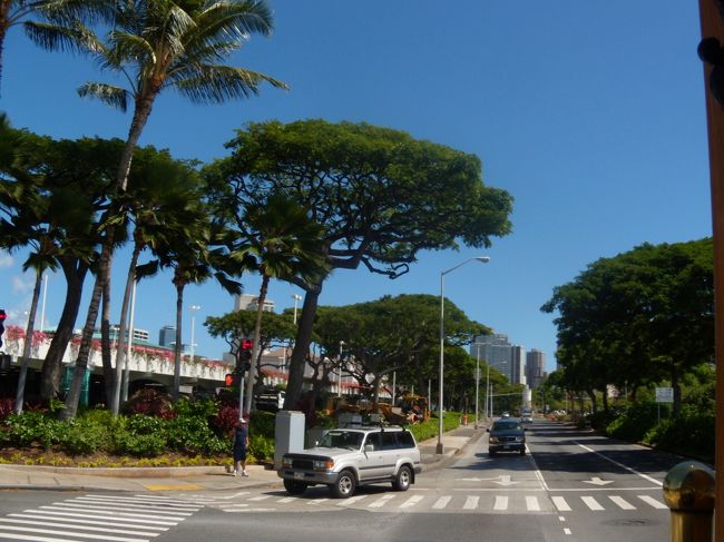 あまりにも早く到着しすぎて、スーツケースが部屋に来ない。<br /><br />そろそろウェスティンでエステなんですよ。<br />水着が必要なのよ〜<br /><br />フロントに電話したら、まだ空港にあるそうだ。<br />30分くらいで届くからと。<br /><br />すぐに届けてくれて早速、トロリーでGO!!<br />