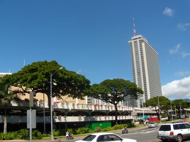 風がきもちいいっ☆<br />これがハワイだよね。<br /><br />ダーリンも楽しそう。<br /><br />右手の高いビルがアラモアナホテルです。