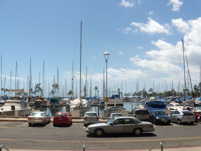 プリンスワイキキホテル前<br /><br />ここは、新婚旅行で滞在したホテル。<br /><br />少し思い出に浸る。<br />