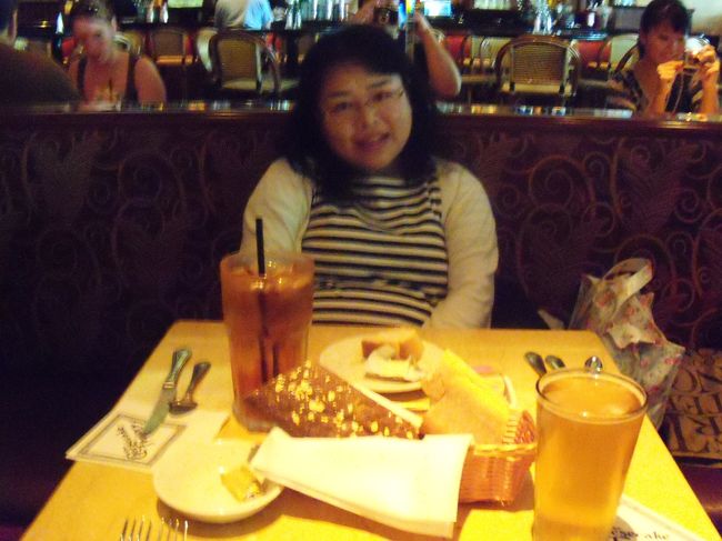 早い夕食なら混雑しないと聞き、チーズケーキファクトリーへ。<br /><br />ダーリンリクエストなので、消化しておきたい。<br /><br />アイスティージョッキ並み。