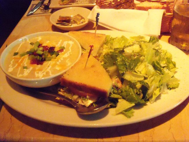 ランチメニューをギリギリ注文できました。<br /><br />旦那と爆笑<br /><br />デケーアリエナイー<br /><br />でも、アメリカ並みの胃袋を持つ旦那には問題なし。<br /><br />サンドイッチランチ<br />サラダとスープ付き。<br />どれも美味しかったです。<br /><br />単品で、アボガドタルタル春巻きを注文。