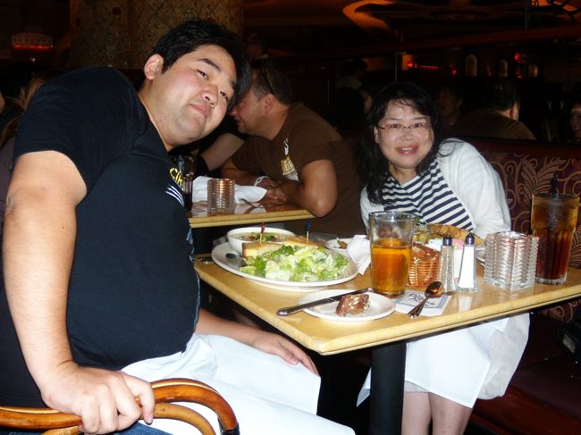 隣の日本人女子2旅の子に撮っていただきました。<br />