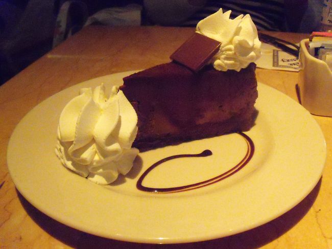 ゴディバチョコチーズケーキ<br /><br />2人で1ヶにして正解。<br /><br />春巻きはTOGOしてホテルへ