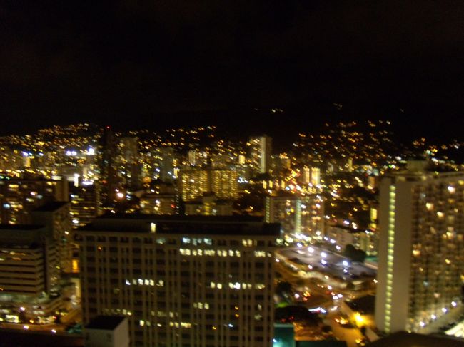 ホテル近くのドンキーへ。<br />こちらも徒歩5分くらい。<br /><br />ささっと義理土産を購入。<br />お水もボトルで購入して冷蔵庫へ<br /><br />初日は疲れたので、早めに就寝。<br /><br />夜景がなかなかきれいでした。