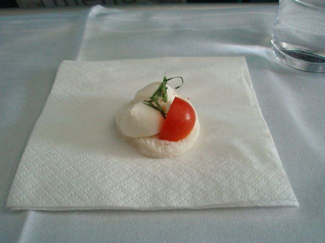 OS863便10：30発に乗りカイロへ出発です。写真は機内食です。かわいい。