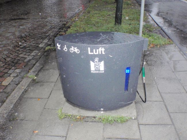 この大雨の中歩いている人はそういない。<br />しかし！<br />かっこいい自転車でサーっと飛ばしていく通勤のような人がたくさん！<br />スウェーデンって自転車大国？<br /><br />道端に空気入れとおぼしきものが。<br />あれ？Luftってフルトハンザのルフト？<br />もしかして空気っていう意味！<br />知らなかった〜。