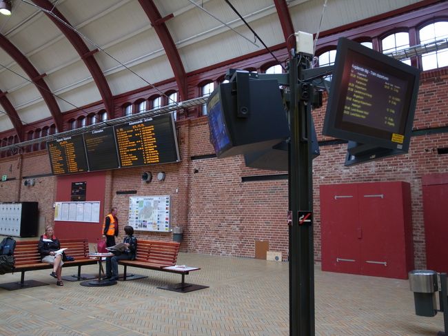 とにかく乾いた場所でカメラの安全を確認したい<br />カフェがたくさんあると思いきやまだやっていなかったり<br />（そう、まだ朝早いのだ）<br />して結局駅まで来てしまった。