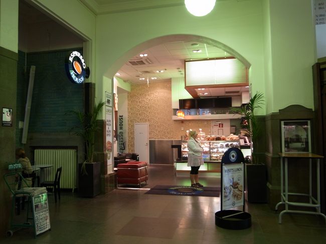 駅の中にあったカフェ。<br />びしょびしょだけど大丈夫かな・・・<br /><br />店員さんは超イケメンでしかも超やさしい。<br />メニューが読めなくてよく分からない私たちに<br />セットメニューにした方が得だよとか実物を見せて教えてくれた。<br />