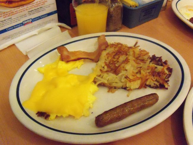 そして、ハムかソーセージ又は、両方選べ、<br />卵も片面、両面、又はスクランブルが選べました。<br /><br />$8.50くらい。<br />