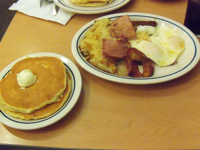 こちらはダーリンのメニュー<br />$10.50くらい。<br /><br />男子人気の全部のせ<br /><br />ぺロリですよ(笑)この後、お目当てのものを買いにGO!!<br /><br />ヴィトンでモノグラム・サラとヴェルニの長財布を購入。<br />2つで102600円くらい。<br />安!!<br /><br />買い物魂に火がつきそうなので、危険。<br />DFSにて、シャネルのチークを姉に購入。<br />人気色は売り切れ多し。<br /><br />レスポにて、従姉の誕生日プレゼントに最適な斜めがけバックが50%OFFで$30に!!<br /><br />買う買う。<br /><br />