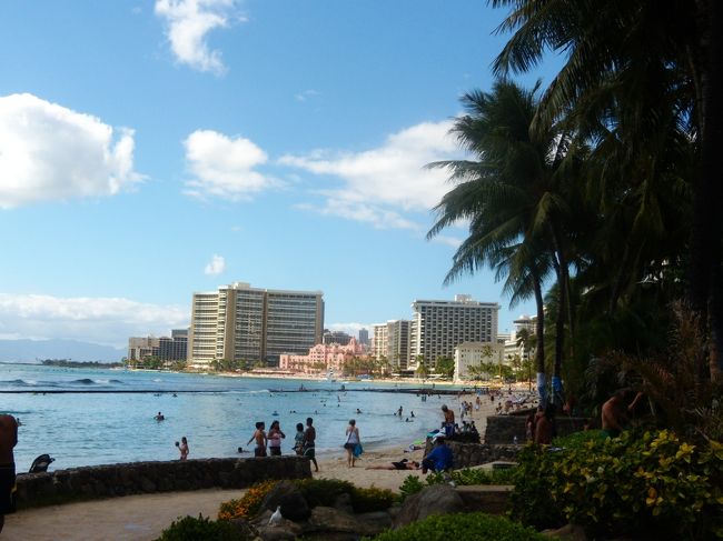 この写真も素敵なんだけど、、もっと素敵なビバ円高!!<br /><br />ダーリンは、明日のハワイ島観光で使いたいリュックをオークリーにて購入。<br /><br />荷物いっぱいだけど、そろそろお昼に。<br /><br />