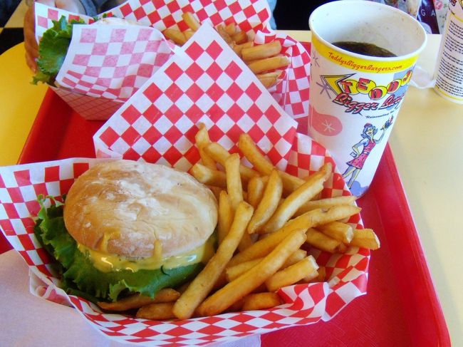 お昼はホノルル動物園近くの、ティデーベア・ビッガーバーガーへ。<br /><br />注文してから焼くので、少々時間がかかります。<br />ポケベルみたいなものを貸し出ししてくれます。<br /><br /><br /><br />胃が完全ならダブルパテにしたかったくらい旨いパテ。<br /><br />