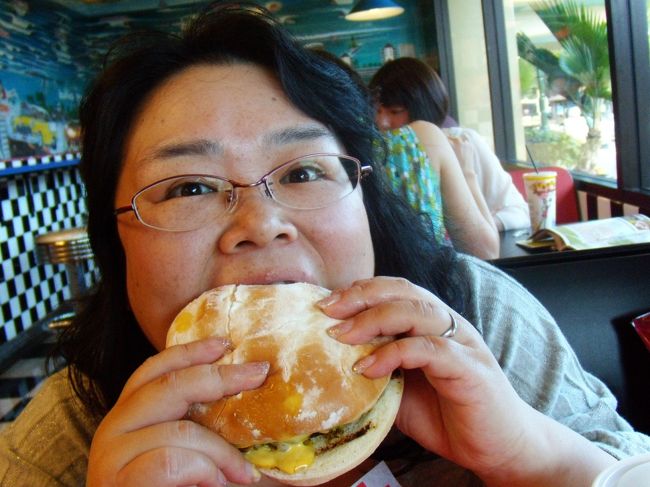 こんなにデカイ。<br /><br />わかるよね、、、、、、、大丈夫ですよね。<br />バンズ大きいですよね。。。。<br /><br />私　ビックバーガー<br />旦那　ビッガーバーガー<br /><br />　