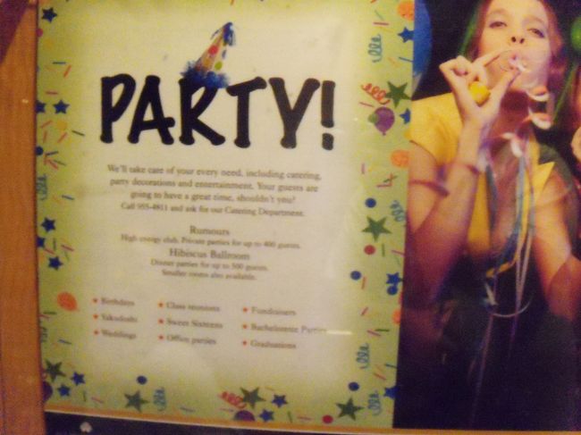 ホテルのエレベーターにあった、バンケットパーティーの案内。<br /><br />よーくみると「YAKUDOSHI」とあった。<br /><br />ハワイの方は厄年になるとパーティーを開催するのか??<br /><br />