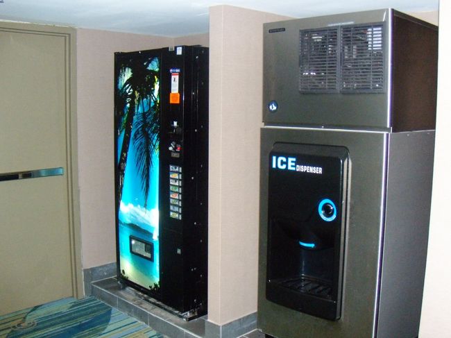 明日のホテルピックアップは4時50分でした。<br /><br />今夜は、アラモアナのフードコートですませ、明日の荷物を仕度して寝ます。<br /><br />お部屋に行く途中にあった自販機。<br />アメリカンでかっこいいとダーリン。<br /><br />明日は早起きだ。<br />リュックを背負うのは久しぶり。<br /><br />3日目ハワイ島観光へつづく