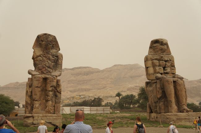 7月16日晴れ。今日はミスルトラベルのルクソール1日観光にいきます。朝の4：20分にロビーに集合だったので降りていくとなんとものすごい人だかりが何事かと思ったら結婚式だったんです。エジプトってこんな朝早くから結婚式をするの？と驚きつつ出発しました。ここでもホテルから空港までの人。空港からチェックインまでの人。お出迎えの人。観光案内する人と何人も入れ替わり立ち代り、全員にチップがいります。すごいシステム。感心します。今日の観光は一番初めはメムノンの虚像です。