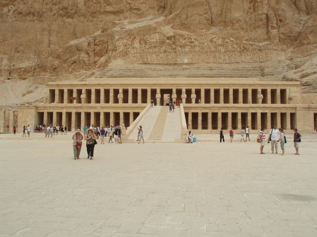 ハトシェプスト女王葬祭殿。とてもきれいなレリーフをたくさん見ることができました。ガイドさんの話では葬祭殿の裏に上るところがあるそうですが外国の方は歩いて上る方もいるそうです。でも日本人の人では今までには歩こうといった方はいなかったそうです。なのでガイドさんも一応上る練習をするそうです。でも暑いのでかなり大変とおっしゃっていました。