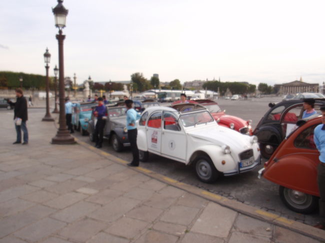 ピンボケですがクラシックカー？がたくさん止まっていました。