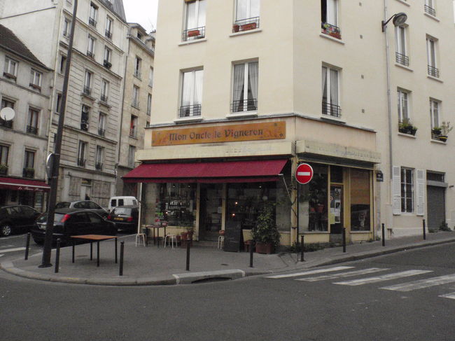 今晩の夕飯のお店です。こちらは日仏カップルの家庭料理のお店です。選りすぐりのワインやお惣菜もおいてあります。<br />和風＆フレンチが一緒になったお店です。<br /><br />中に入ったのですが自分の家に帰ってきたような雰囲気でした。しかし残念ながら完全予約制で今からはいっぱいとのこと。次のパリに来る時は食べに来ようと名刺をもらいました。