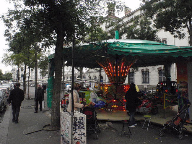 駅前には小さなメリーゴーランドがありました。