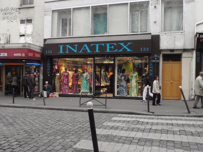 反対側の通りは今度はアフリカンな町です。<br /><br />お腹が空いたので写真を撮らないで、ベルビルの大きなモンプリで夕飯と明日のお菓子を買って帰りました。