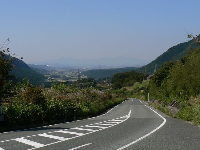 立野火口瀬<br /><br />外輪山の切れ目です。<br />遠くにうっすら見えている山は熊本市内の金峰山かな？<br />