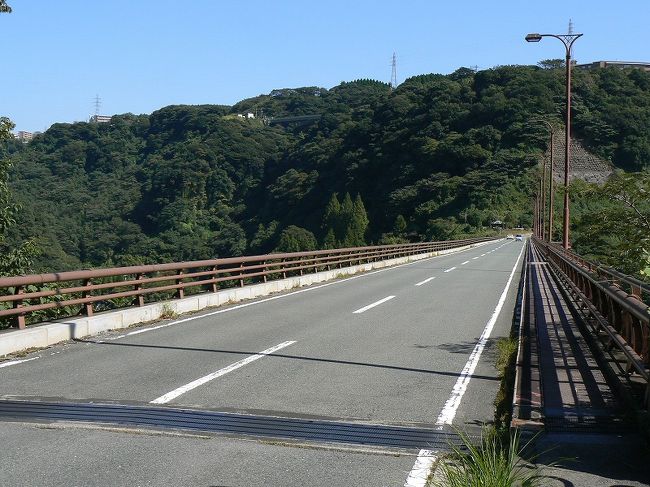 阿蘇長陽大橋<br /><br />立野駅から1.5kmほど離れた所にあります。<br />本当は阿蘇大橋に行こうと思って立野駅から歩いていたら、ここにたどり着いてしまいました。<br /><br />朝は寒かったけど、日中はピーカンで汗ばむ陽気でした。